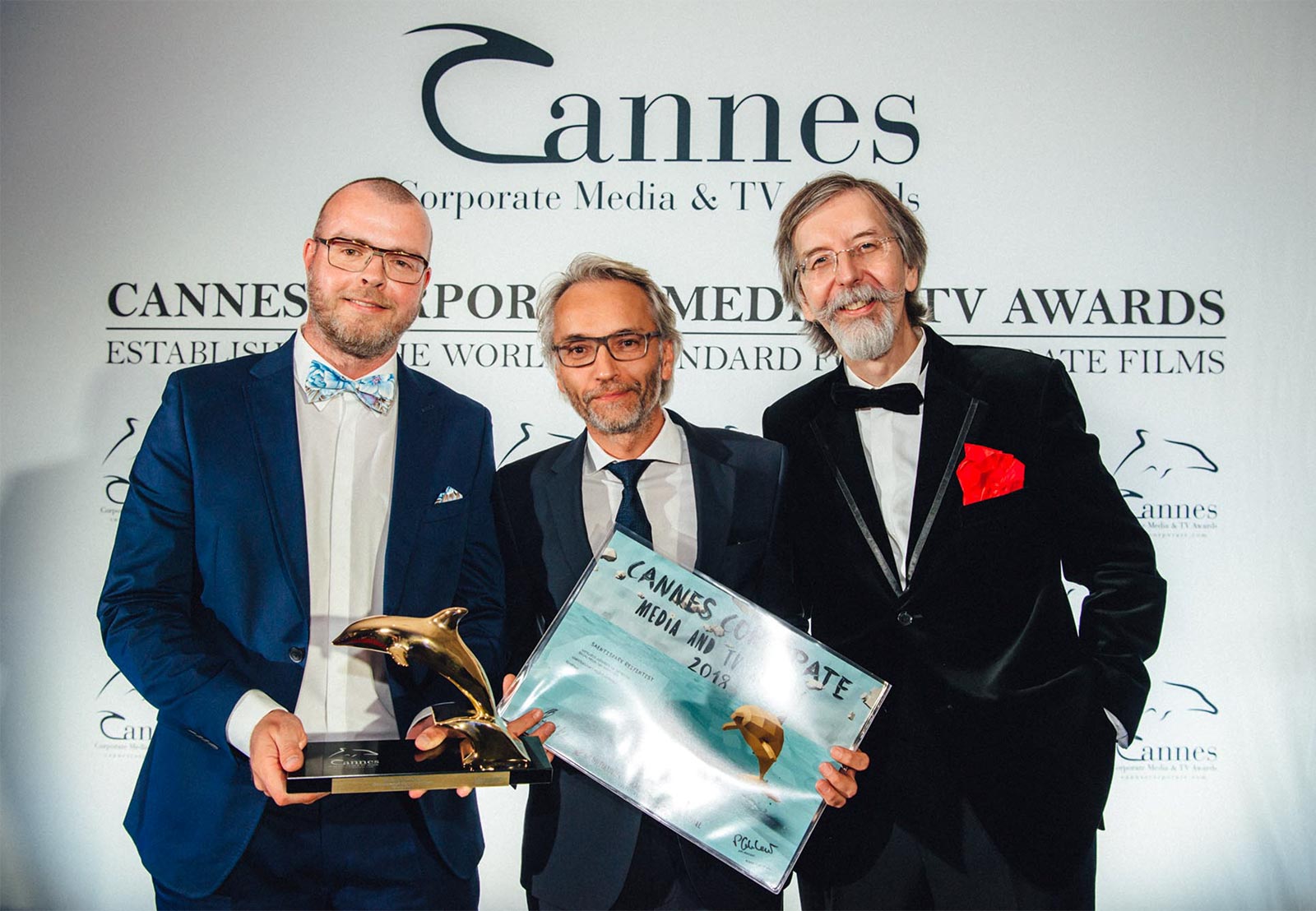 Creative Director Jörg Stöckigt und Managing Partner Andreas Felder von Rembrand mit Alexander V. Kammel, Gründer der Cannes Corporate Media & TV Awards (v.l.n.r.) an der Preisverleihung in Cannes.